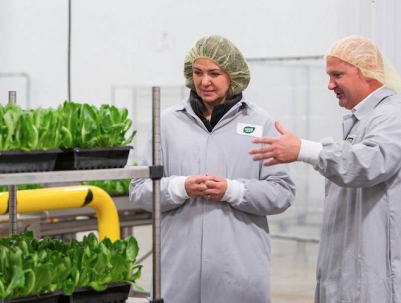 Alberta premier Danielle Smith was welcomed to the new GoodLeaf Farms facility in Calgary by CEO Barry Murchie. 